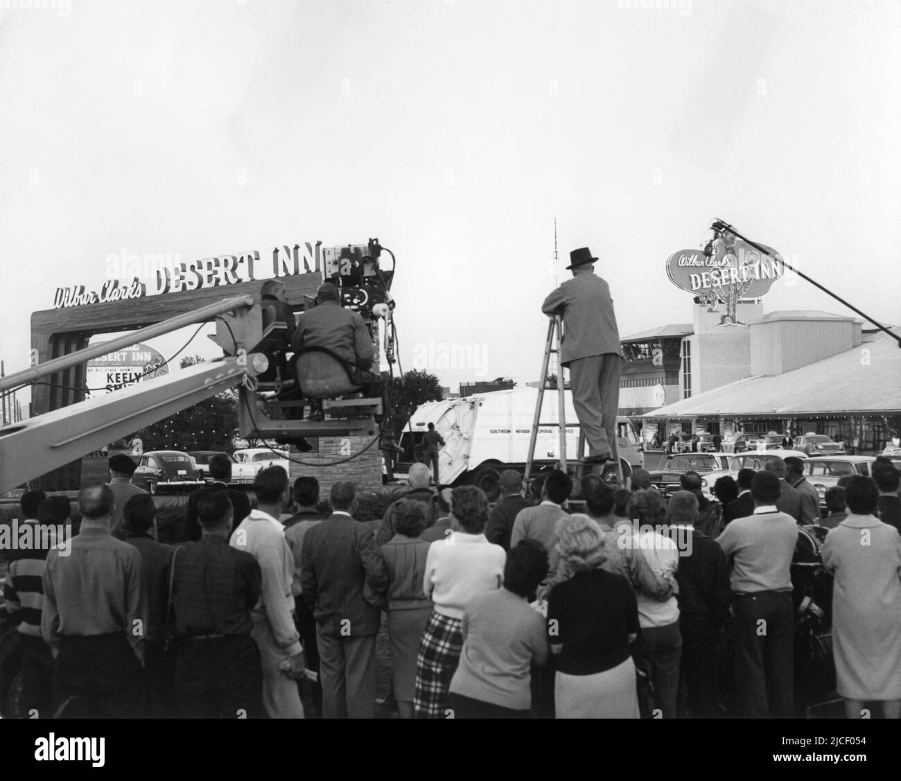 Filmteam am Kamerakrane, umgeben von Zuschauern, die eine Szene mit DEAN MARTIN vor dem WILBUR CLARK'S DESERT INN in Las Vegas während der Drehorte von OCEAN'S ELEVEN Filmen 1960 Regisseur / Produzent LEWIS MILESTONE Kameramann William H. Daniels Musik Nelson Riddle Dorchester Productions / Warner Bros Stockfoto