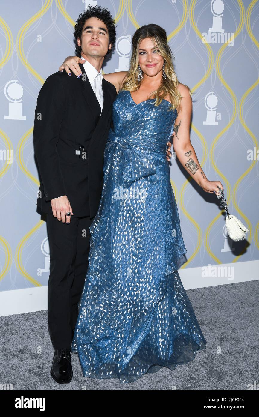 New York, USA. 12.. Juni 2022. Darren Criss und Mia Swer gehen auf dem roten Teppich bei den jährlichen Tony Awards 75., die am Sonntag, den 12. Juni 2022, in der Radio City Music Hall in New York City abgehalten werden. (Foto von Anthony Behar/Sipa USA) Quelle: SIPA USA/Alamy Live News Stockfoto New York, USA. 12.. Juni 2022. Darren Criss und Mia Swer gehen auf dem roten Teppich bei den jährlichen Tony Awards 75., die am Sonntag, den 12. Juni 2022, in der Radio City Music Hall in New York City abgehalten werden. (Foto von Anthony Behar/Sipa USA) Quelle: SIPA USA/Alamy Live News Stockfoto