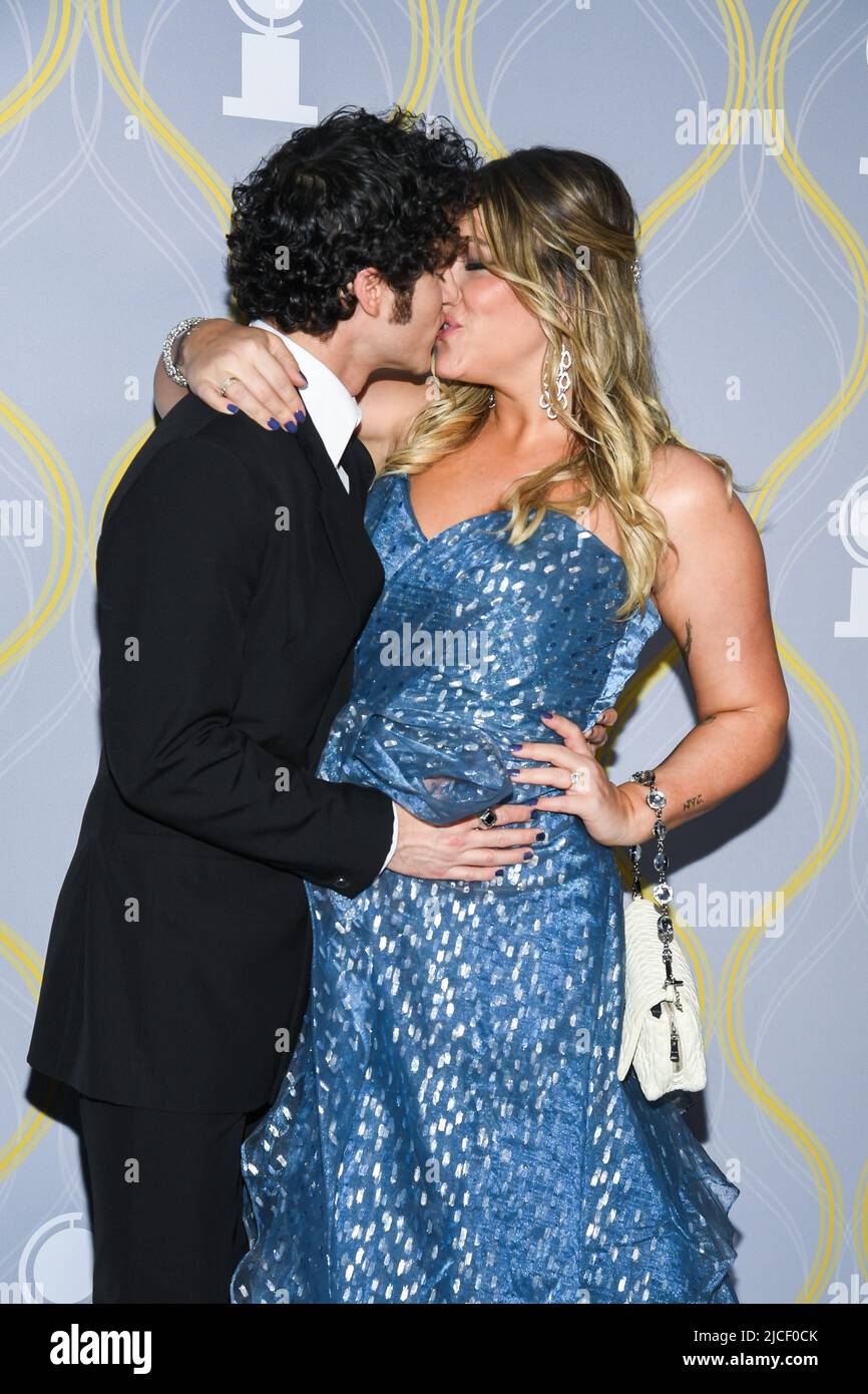 New York, USA. 12.. Juni 2022. Darren Criss und Mia Swer gehen auf dem roten Teppich bei den jährlichen Tony Awards 75., die am Sonntag, den 12. Juni 2022, in der Radio City Music Hall in New York City abgehalten werden. (Foto von Anthony Behar/Sipa USA) Quelle: SIPA USA/Alamy Live News Stockfoto New York, USA. 12.. Juni 2022. Darren Criss und Mia Swer gehen auf dem roten Teppich bei den jährlichen Tony Awards 75., die am Sonntag, den 12. Juni 2022, in der Radio City Music Hall in New York City abgehalten werden. (Foto von Anthony Behar/Sipa USA) Quelle: SIPA USA/Alamy Live News Stockfoto
