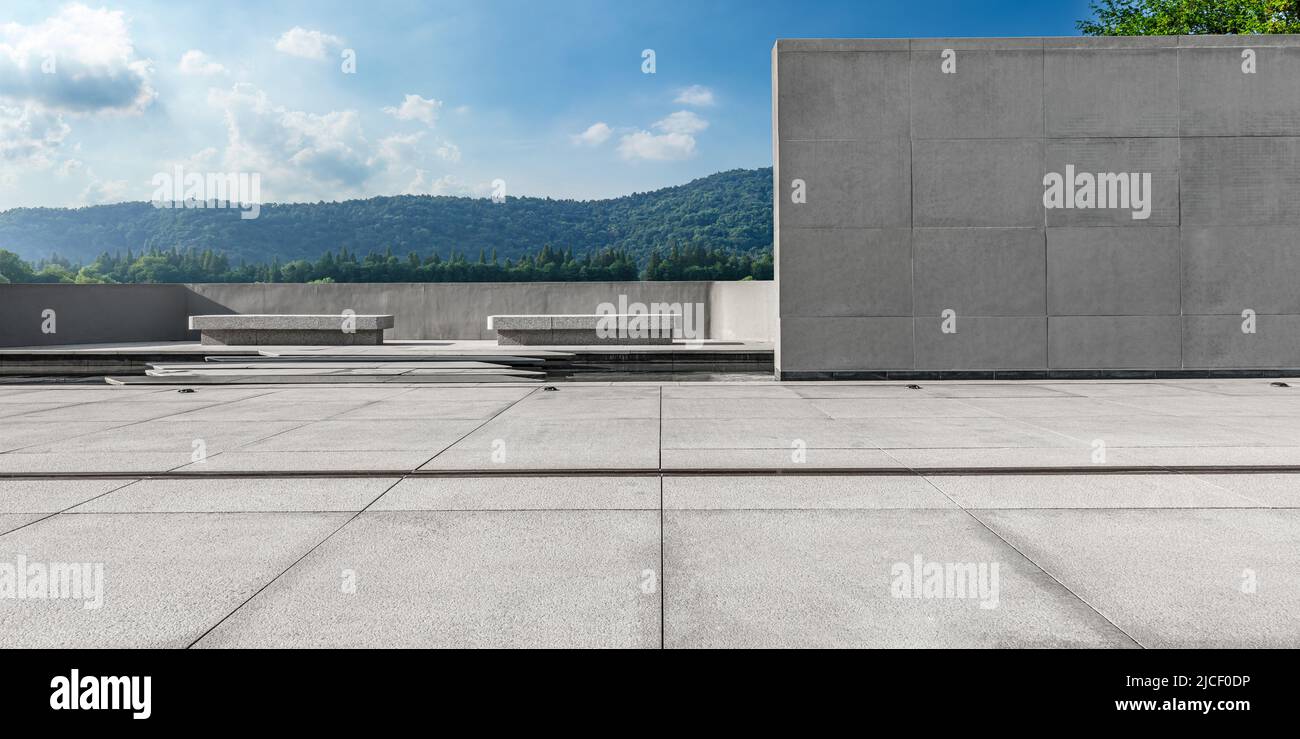 Leere quadratische Plattform und grüner Berg mit Himmelswolkenlandschaft Stockfoto