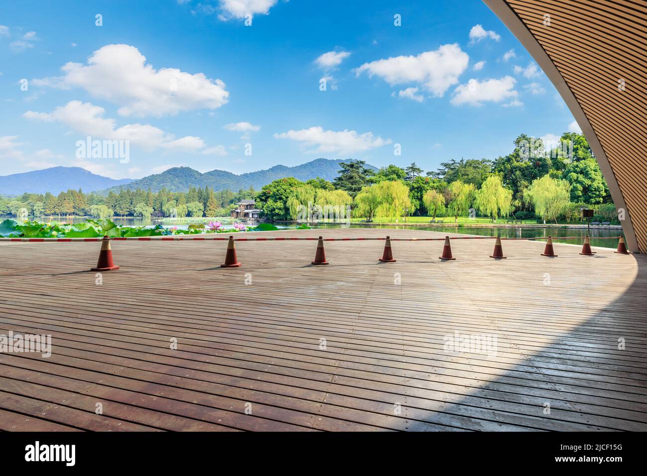 Holzplatz und wunderschöne natürliche Landschaft in West Lake, Hangzhou, China. Stockfoto