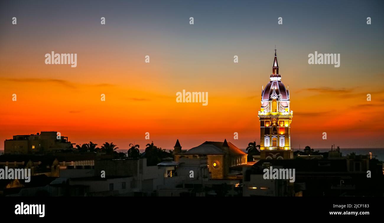 Wunderbarer Panoramablick nach Sonnenuntergang über Cartagena mit beleuchteter Cartagena Kathedrale vor orange-gelbem Himmel Stockfoto