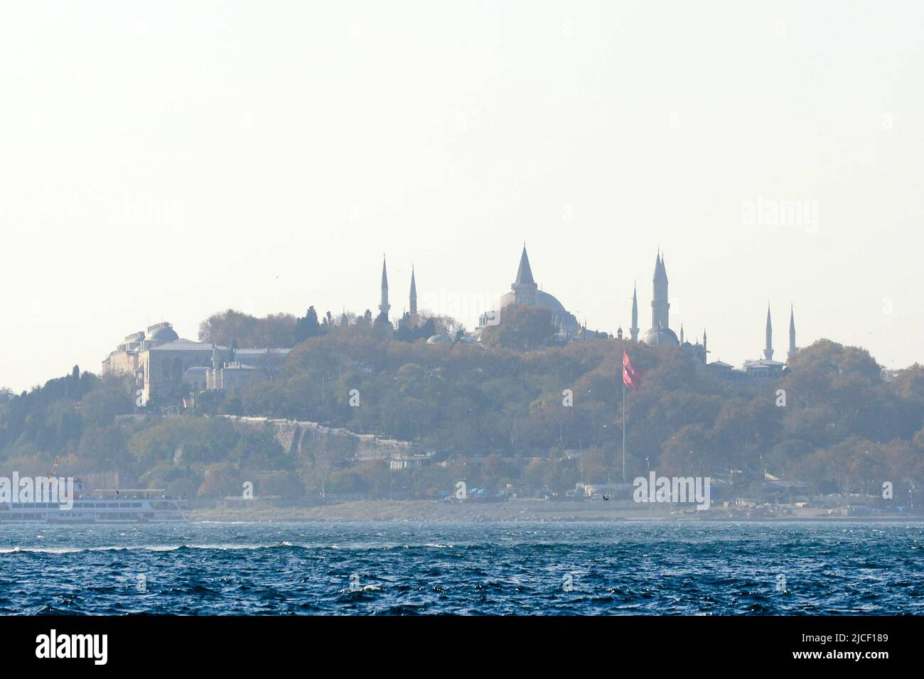 Blick auf die Blaue Moschee von der asiatischen Seite Istanbuls, Türkei. Stockfoto