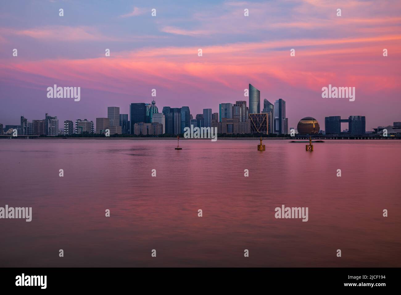 Panorama-Skyline und moderne Geschäftsgebäude mit Fluss in Hangzhou, China. Stockfoto