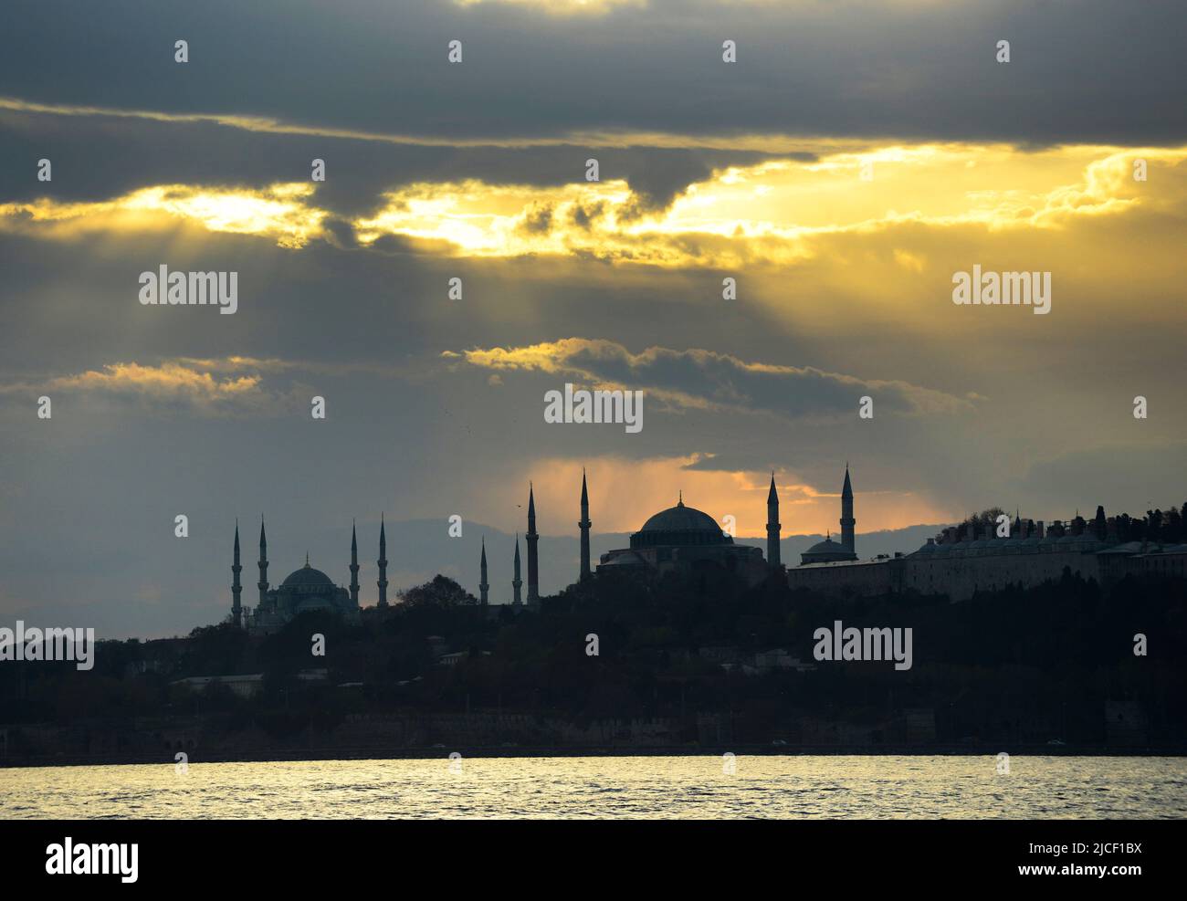 Ein romantischer Sonnenuntergang über der Blauen Moschee von der asiatischen Seite Istanbuls aus gesehen. Stockfoto
