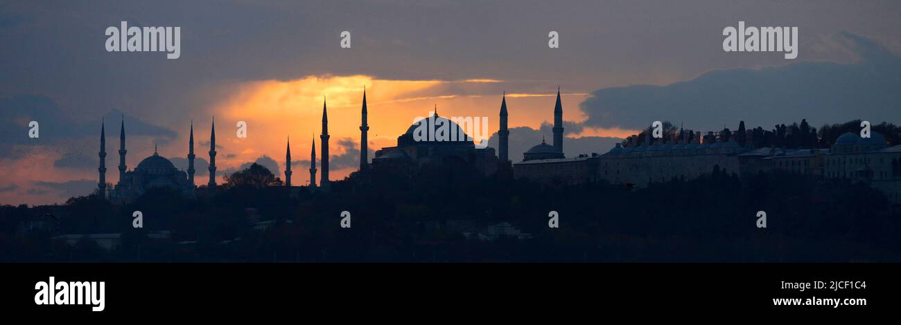 Ein romantischer Sonnenuntergang über der Blauen Moschee von der asiatischen Seite Istanbuls aus gesehen. Stockfoto