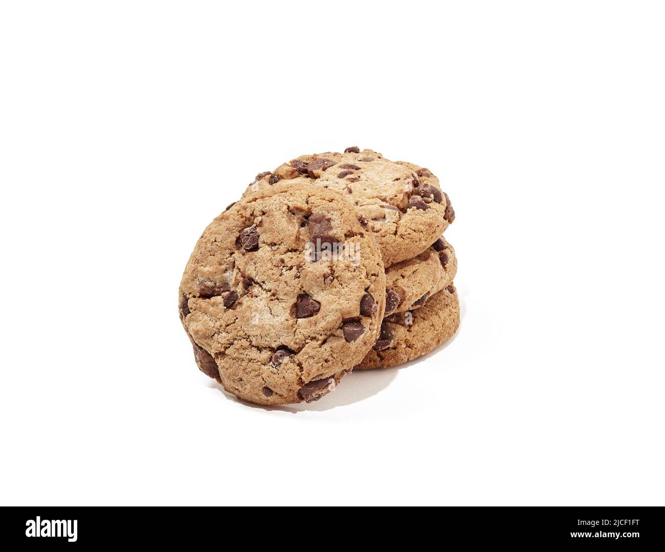 Gestapelte Chocolate Chip Cookies auf weißem Hintergrund isoliert. Leckeres Mini-Dessert, Nahaufnahme Stockfoto