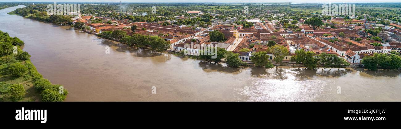 Panoramablick auf die historische Stadt Santa Cruz de Mompox und den Fluss Magdalena im Sonnenlicht, Kolumbien, Weltkulturerbe Stockfoto
