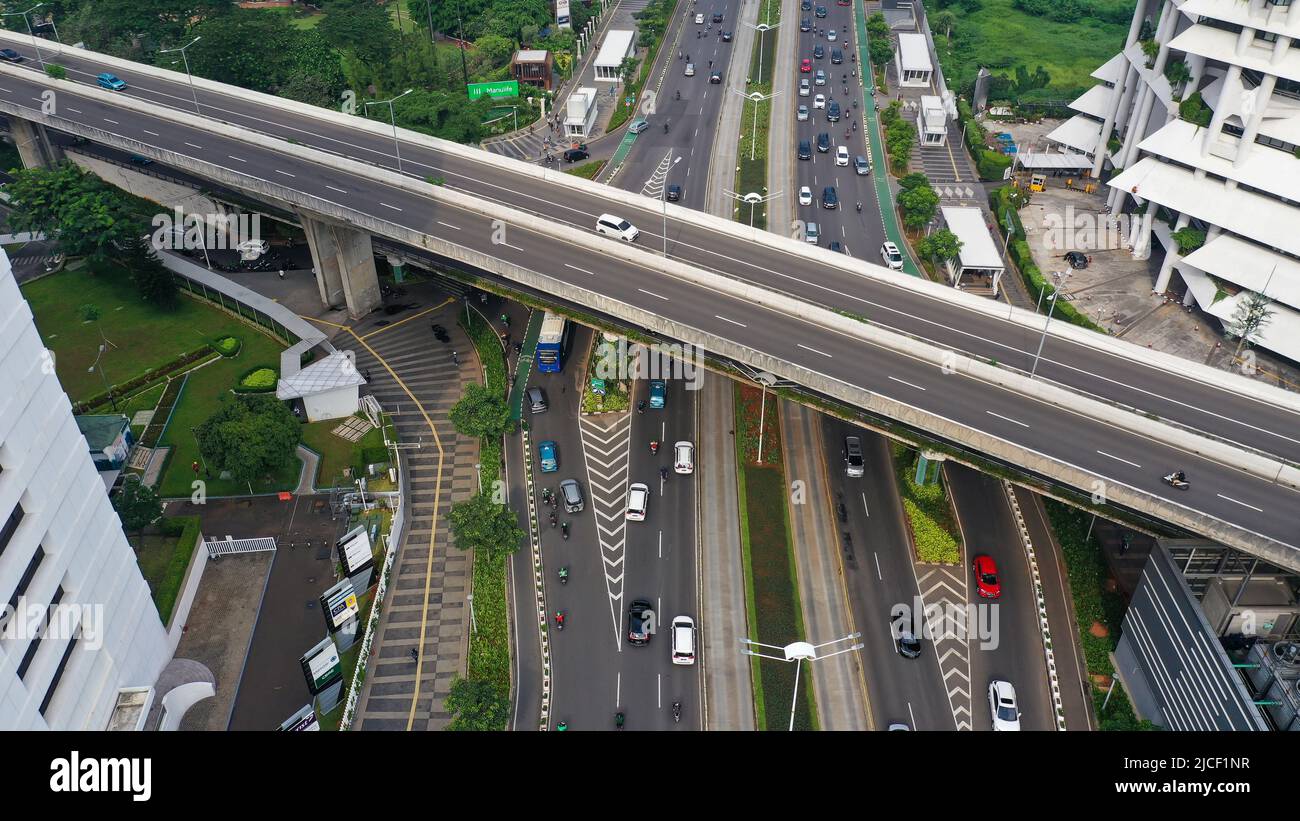 Autobahn mehrstufige Anschlussstraße mit sich bewegenden Autos. Autos bewegen sich an einer Kreuzung Stockfoto