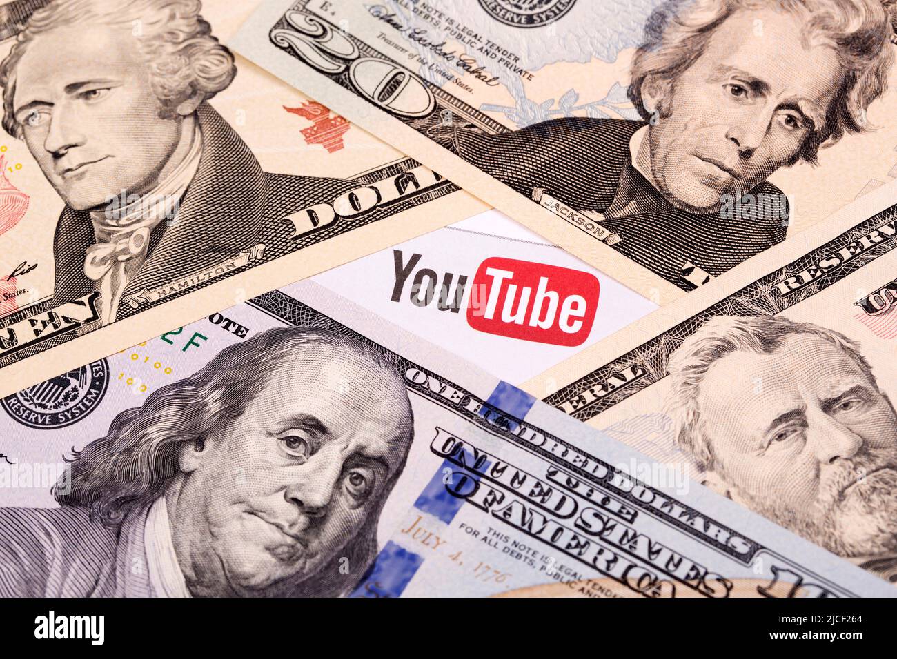 Warschau, Polen - 13. Juni 2022: YouTube-Logo auf American Money - Dollars. Stockfoto