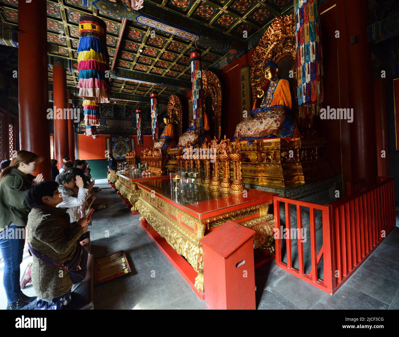 Pilger beten im schönen Lama-Tempel in Peking, China. Stockfoto