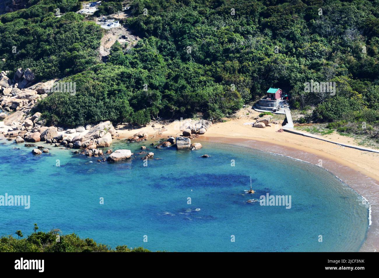 Der wunderschöne Strand von Shek Pai Wan auf der Lamma Insel in Hong Kong. Stockfoto
