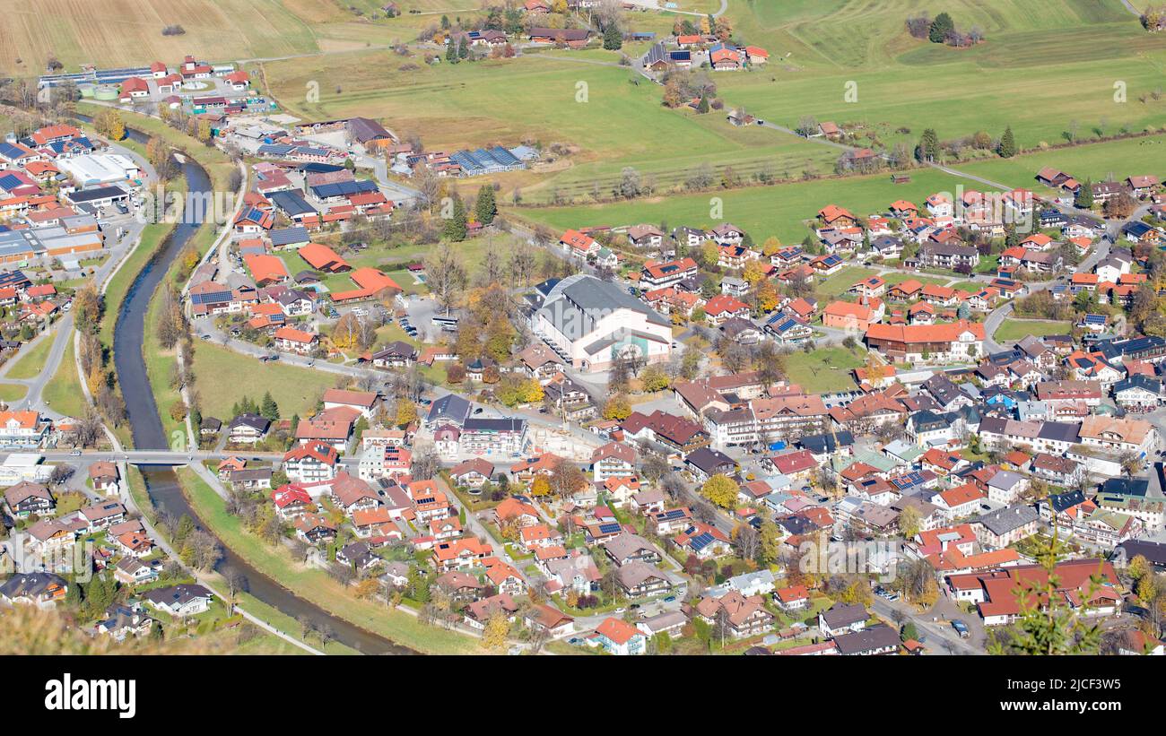 Oberammergau, Deutschland - 31. Okt 2021: Hochwinkelansicht auf Oberammergau. Mit dem Theater des weltberühmten Passionsspiels in der Mitte. Stockfoto