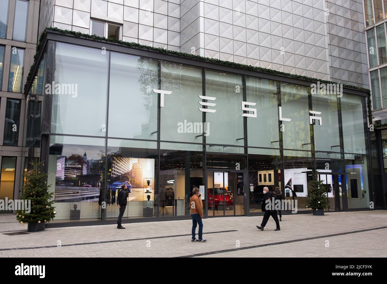 Stuttgart, Deutschland - 13. Nov 2021: Tesla Store in der Stuttgarter Innenstadt. Stockfoto