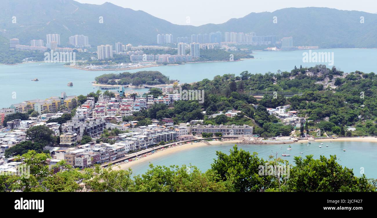 Blick auf den Strand von Tung Wan und das Hauptdorf in Peng Chau, Hongkong. Stockfoto