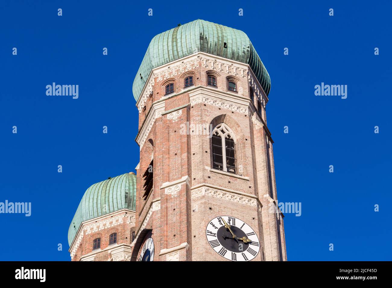 München, Deutschland - 14. Jan 2022: Nahaufnahme eines Kirchturm der Kathedrale unserer lieben Frau. Berühmteste Kirche in München. Stockfoto
