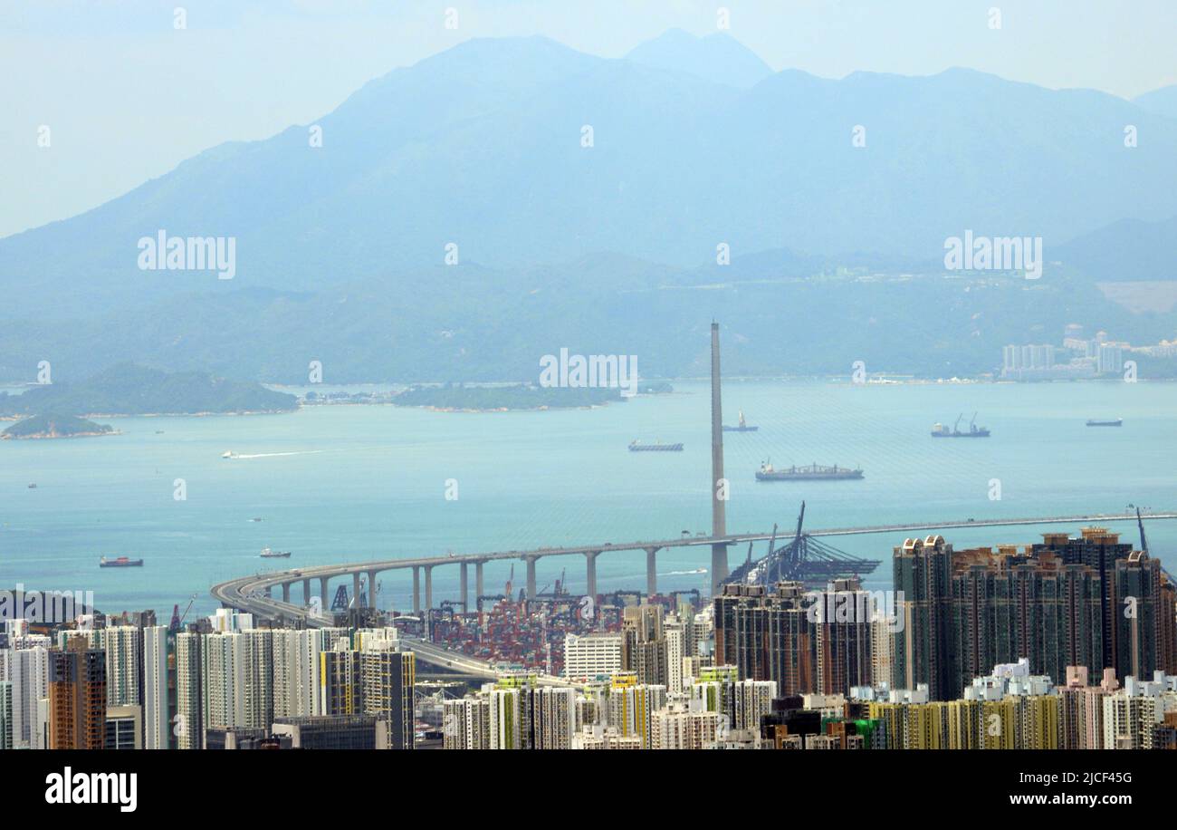 Eine weit entfernte Ansicht der Stonecutters-Brücke in Hongkong. Stockfoto