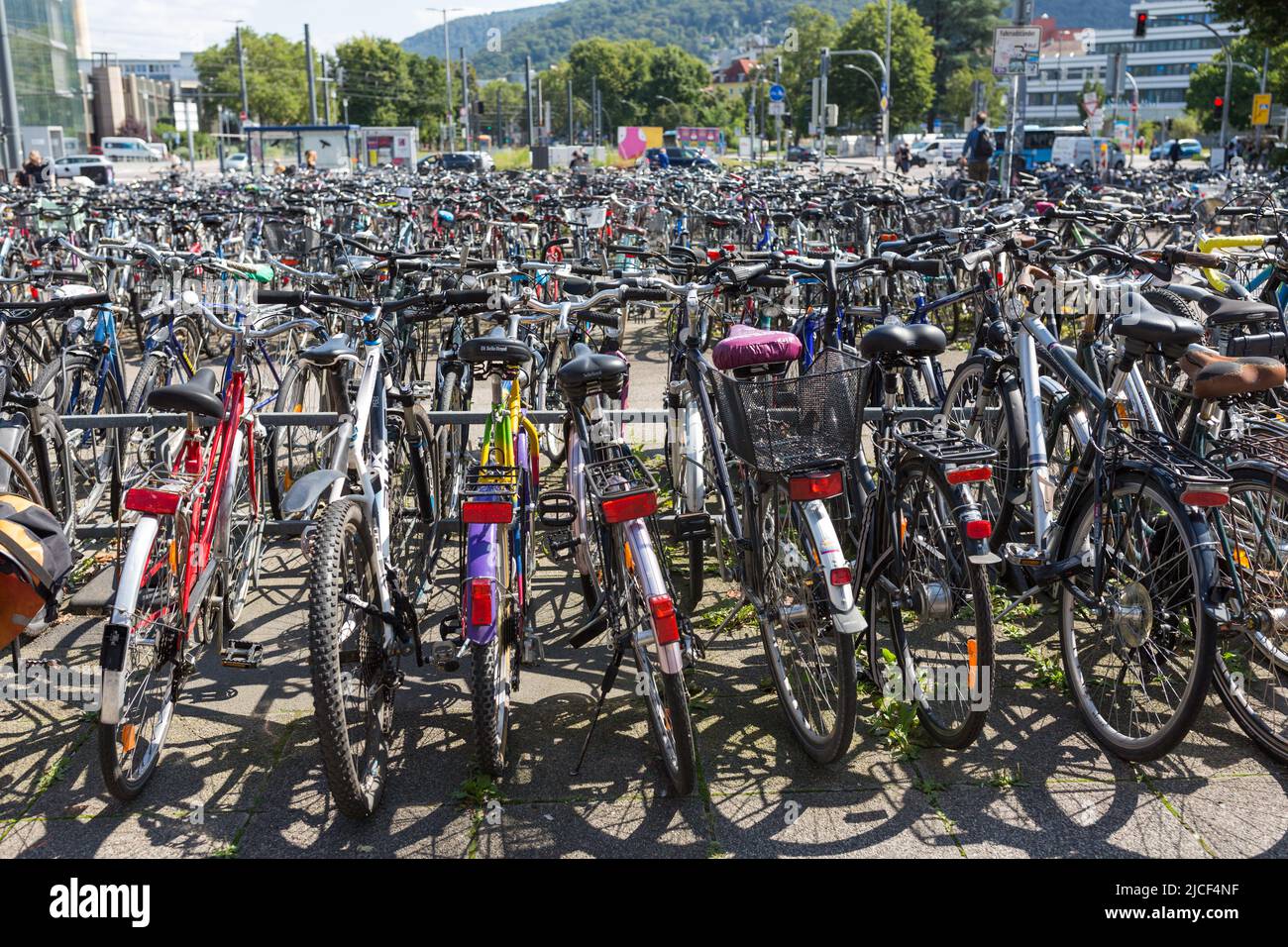 Heidelberg, Deutschland - 25. Aug 2021: Vor dem Heidelberger Hauptbahnhof geparkte Fahrräder. Stockfoto