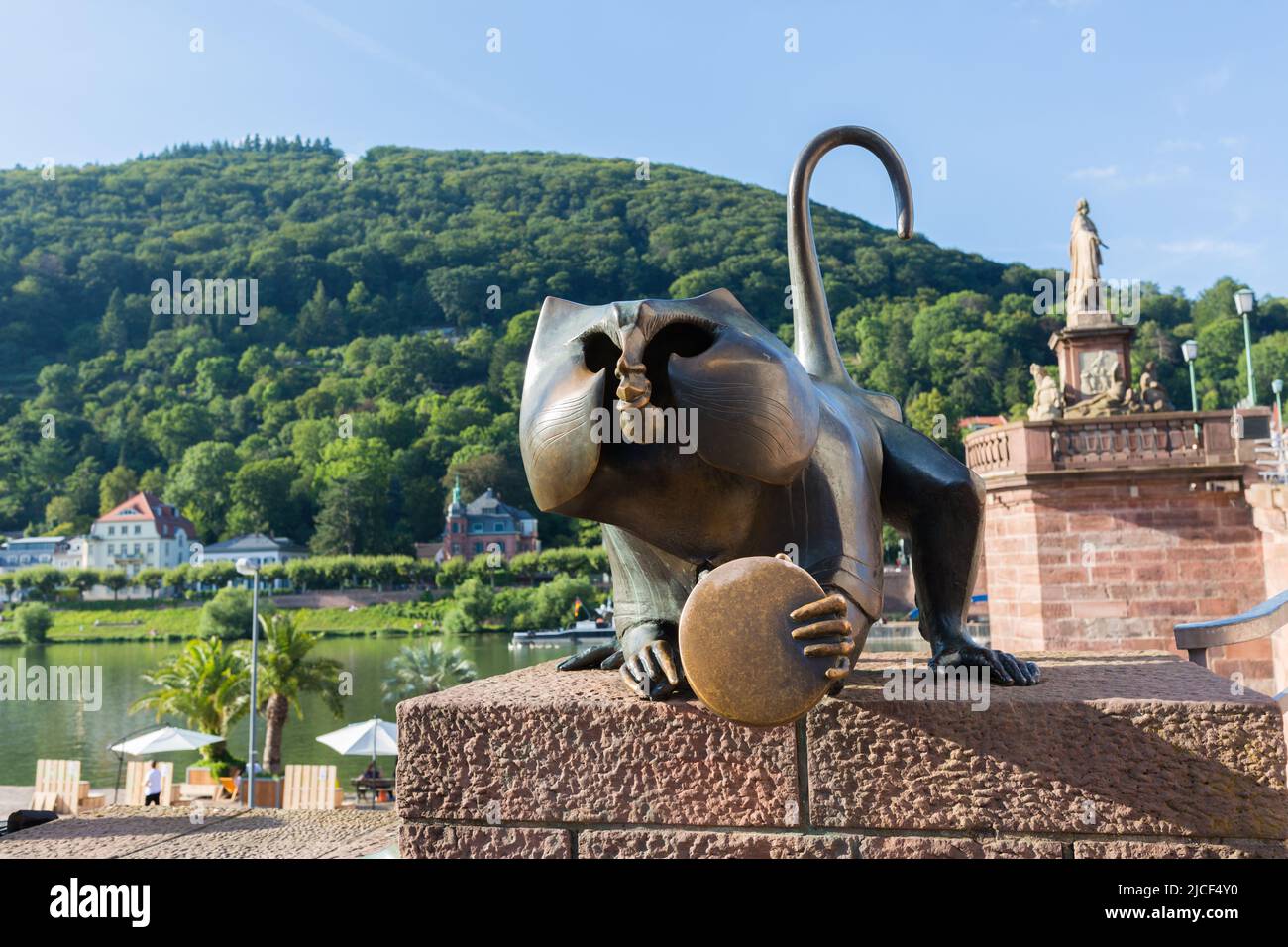 Heidelberg, Deutschland - 25. Aug 2021: Blick auf die sogenannte Heidelberger Brückenaffe. Eine Affenstatue mit einem Spiegel an der alten Brücke. Stockfoto