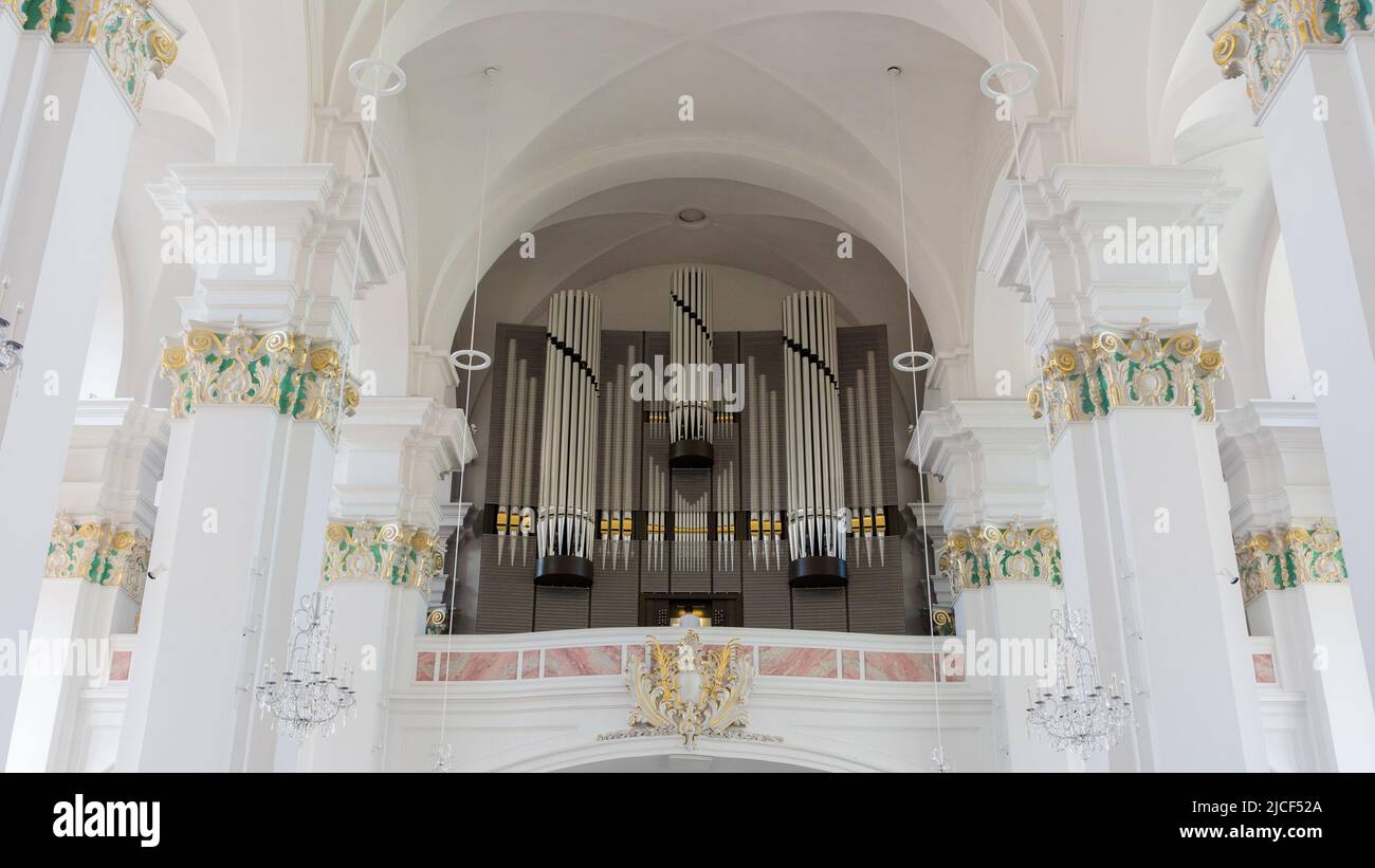 Heidelberg, Deutschland - 26. Aug 2021: Orgel in der Jesuitenkirche Heiliger Geist und St. Ignatius. Stockfoto