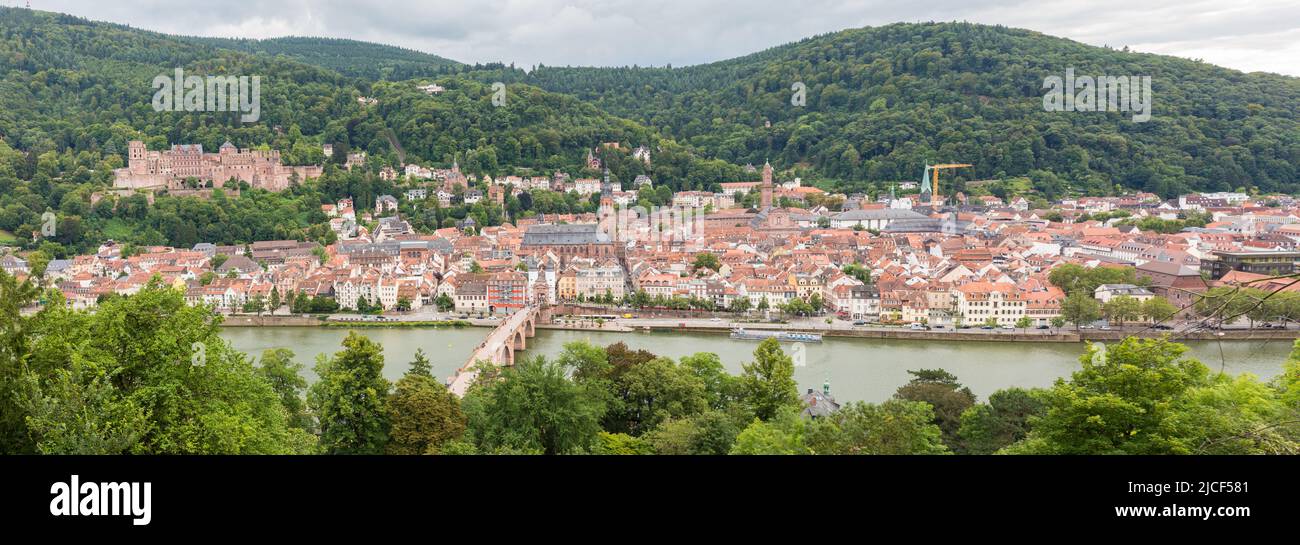 Heidelberg, Deutschland - 26. Aug 2021: Panorama der Stadt Heidelberg mit allen wichtigen Sehenswürdigkeiten. Stockfoto