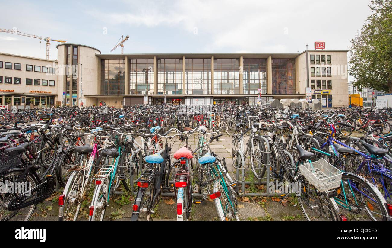 Heidelberg, Deutschland - 28. Aug 2021: Vor dem Heidelberger Hauptbahnhof geparkte Fahrräder. Stockfoto