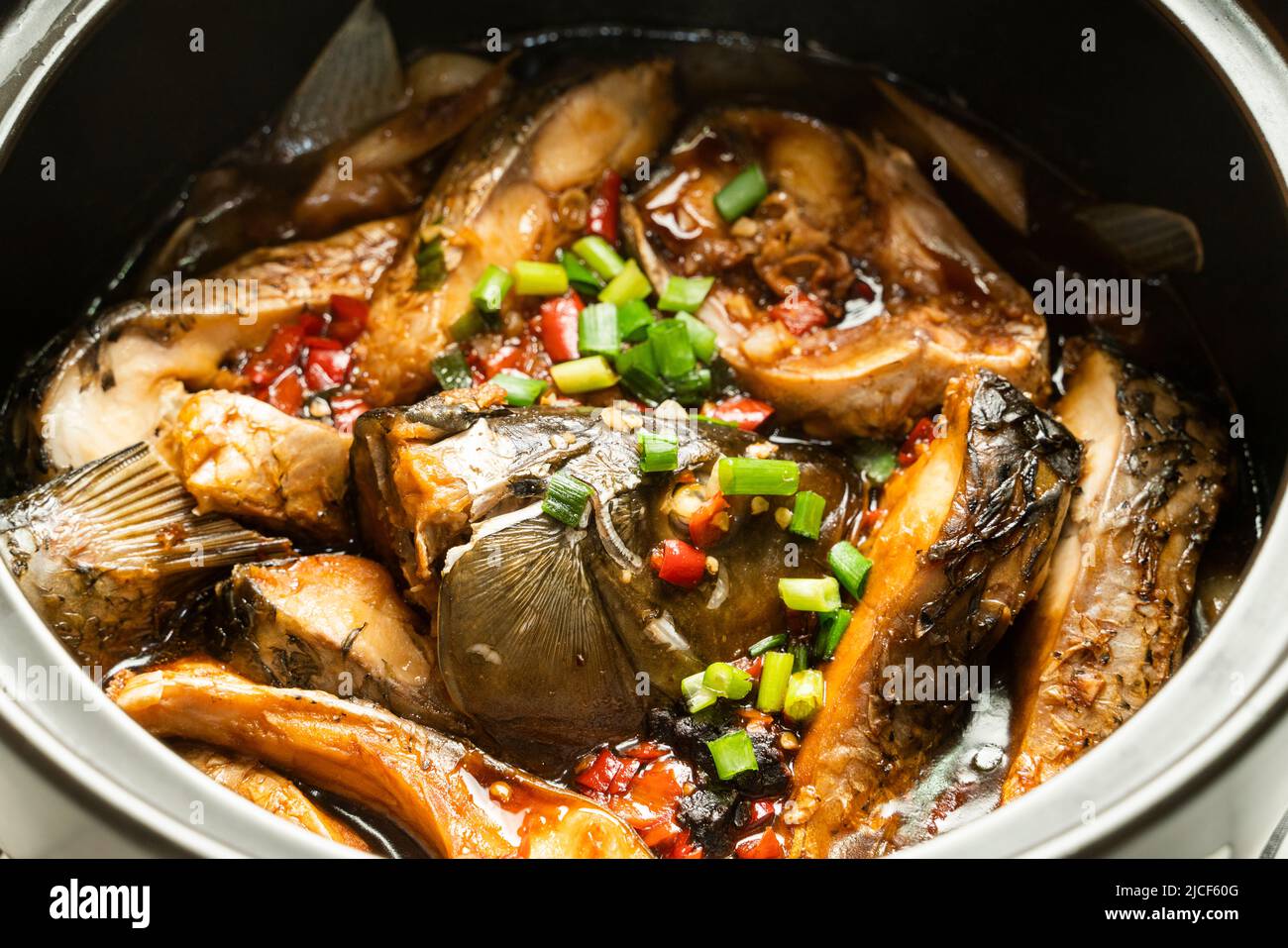 Ein köstlicher geschmorter Karpfen in Kasserolle Stockfoto