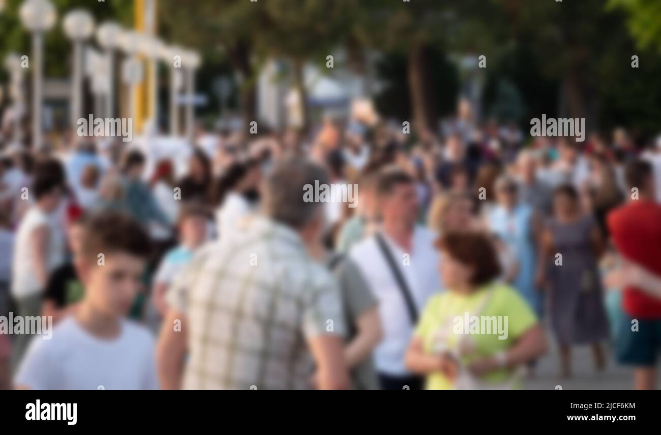 Verschwommener Hintergrund mit unscharfen Szenen einer modernen Stadt mit einer Menge von nicht erkennbaren Menschen. Stockfoto