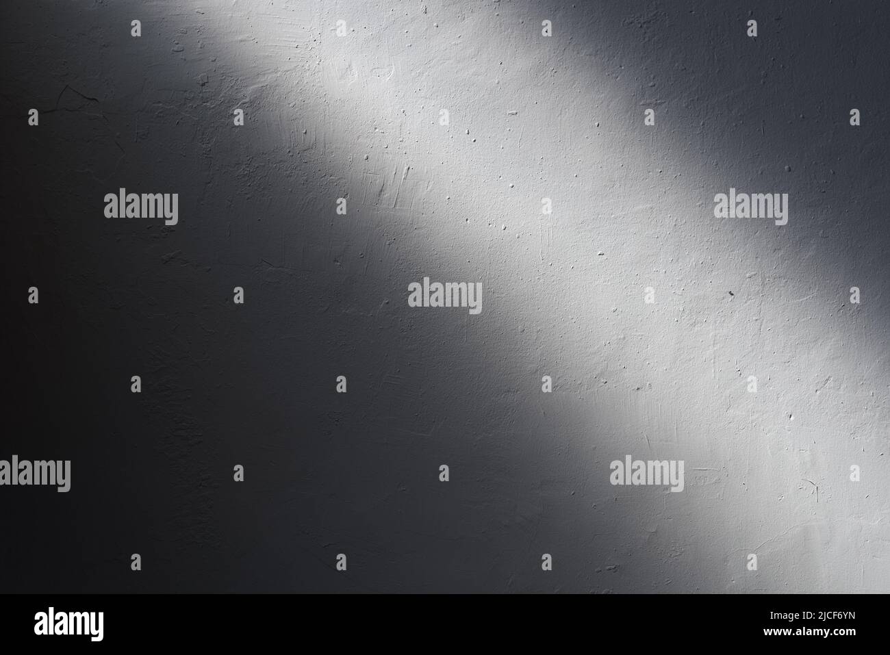 Licht und Schatten auf weißer Wandfläche als grunzigen Hintergrund Stockfoto