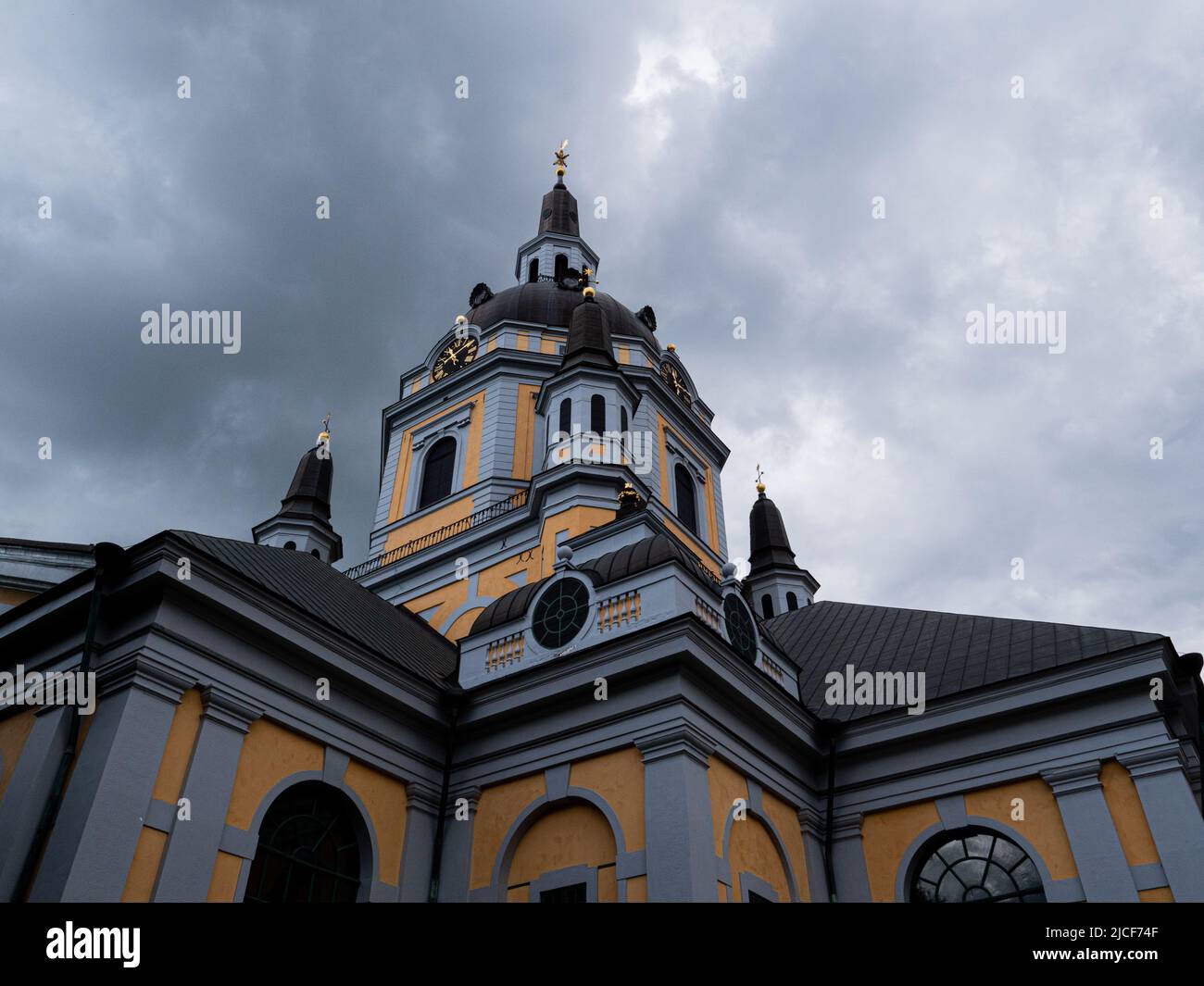 Große Kirche aus Froschperspektive in Stockholm, Schweden. Stockfoto
