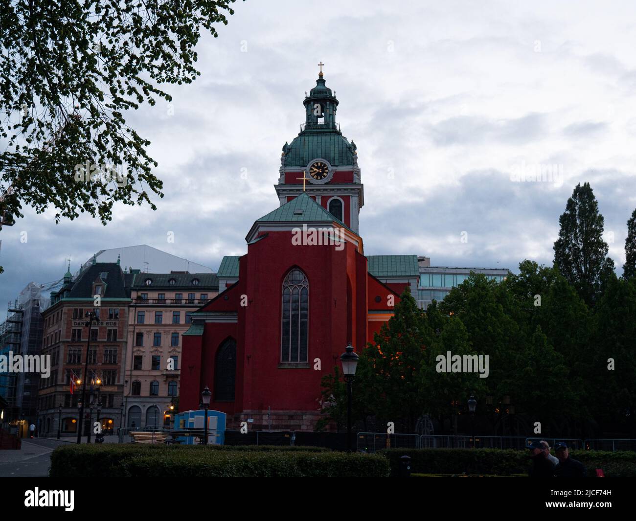 Rote Kirche am Abend in Stockholm, Schweden. Stockfoto