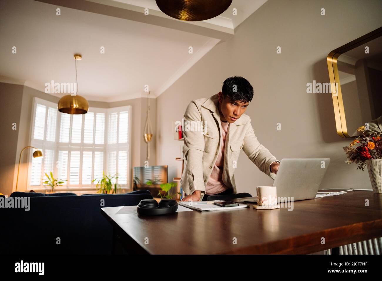 Asiatischer Mann bei Videoanruf Stockfoto