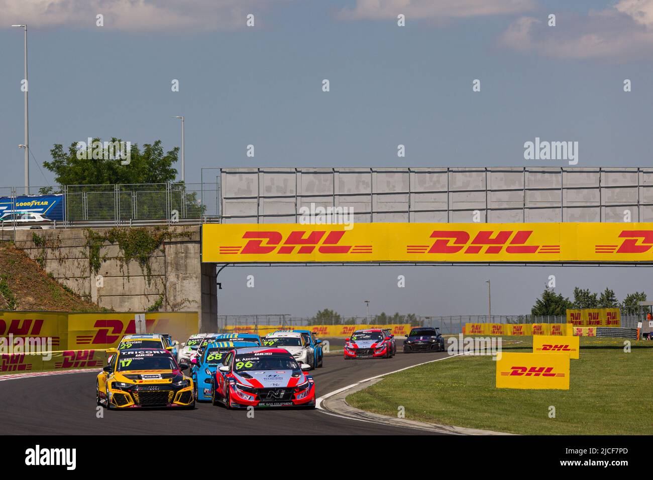 96 AZCONA Mikel (ESP), BRC Hyundai N Squadra Corse, Hyundai Elantra N TCR und 17 BERTHON Nathanael (FRA), Comtoyou DHL Team Audi Sport, Audi RS 3 LMS, Action Start Strecke 1, Rennen 1 während des WTCR - Race of Hungary 2022, 3. Runde des FIA World Touring Car Cup 2022, auf dem Hungaroring vom 10. Bis 12. Juni in Budapest, Ungarn - Foto: Clement Luck/DPPI/LiveMedia Stockfoto