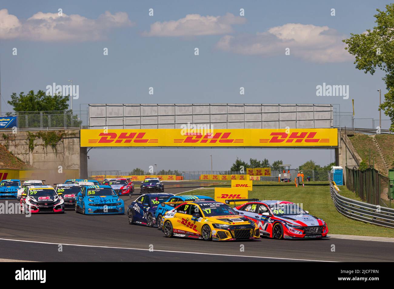 96 AZCONA Mikel (ESP), BRC Hyundai N Squadra Corse, Hyundai Elantra N TCR und 17 BERTHON Nathanael (FRA), Comtoyou DHL Team Audi Sport, Audi RS 3 LMS, Action Start Strecke 1, Rennen 1 während des WTCR - Race of Hungary 2022, 3. Runde des FIA World Touring Car Cup 2022, auf dem Hungaroring vom 10. Bis 12. Juni in Budapest, Ungarn - Foto: Clement Luck/DPPI/LiveMedia Stockfoto