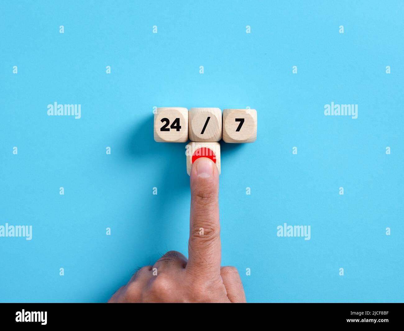 Männliche Hand, die die Drucktaste drückt, um die Online-Kundendienstoption 24/7 zu aktivieren oder anzurufen. Stockfoto