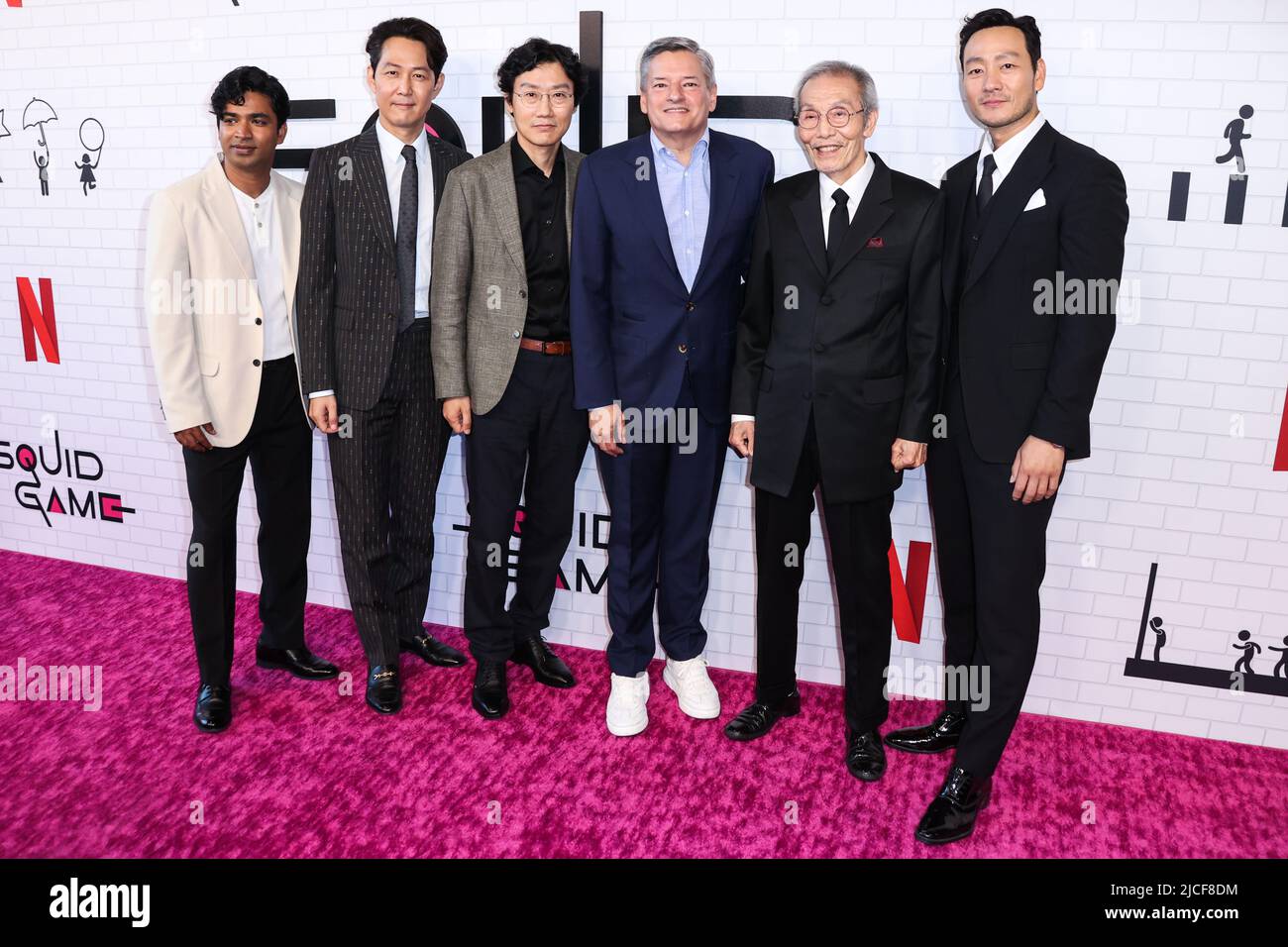 LOS ANGELES, KALIFORNIEN, USA - 12. JUNI: Anupam Tripathi, Lee Jung-jae, Hwang Dong-hyuk, Ted Sarandos, O Yeong-su (Oh Young-soo) und Park Hae-soo kommen zum Netflix's 'Squid Game' Los Angeles FYSEE Special Event, das am 12. Juni 2022 in den Raleigh Studios in Los Angeles, Kalifornien, USA, stattfindet. (Foto von Xavier Collin/Image Press Agency) Stockfoto