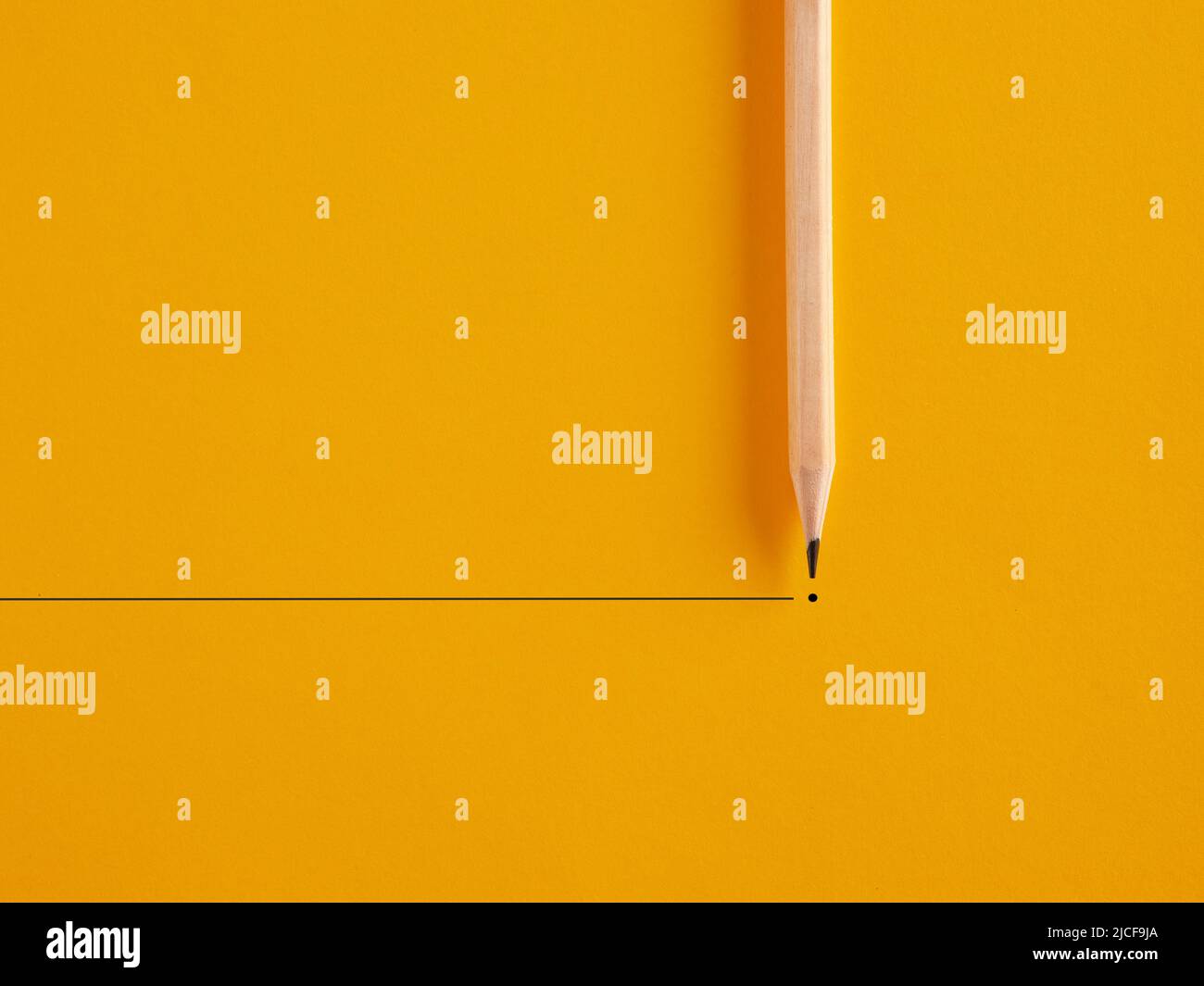 Bleistift zeichnet eine Linie und einen Punkt auf gelbem Hintergrund. Etwas zu beenden oder zu beenden oder das Rentenkonzept zu entwickeln. Stockfoto