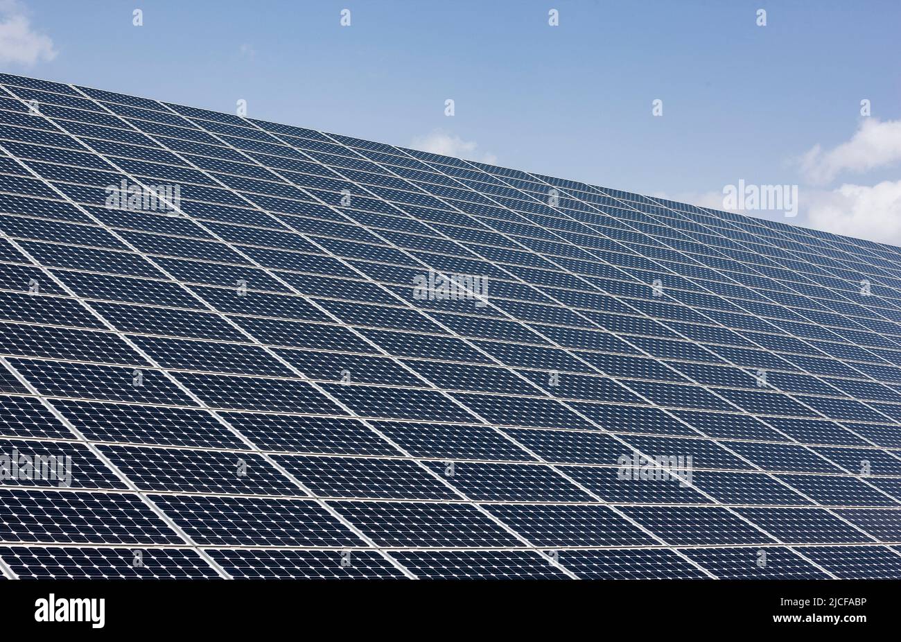 Solar-Panels gegen blauen Himmel Stockfoto