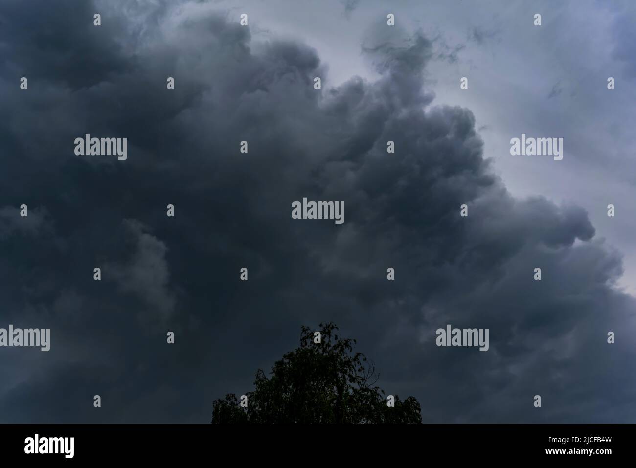 Extreme Regenwolken kurz vor einem Sturm in Deutschland im Frühjahr Stockfoto