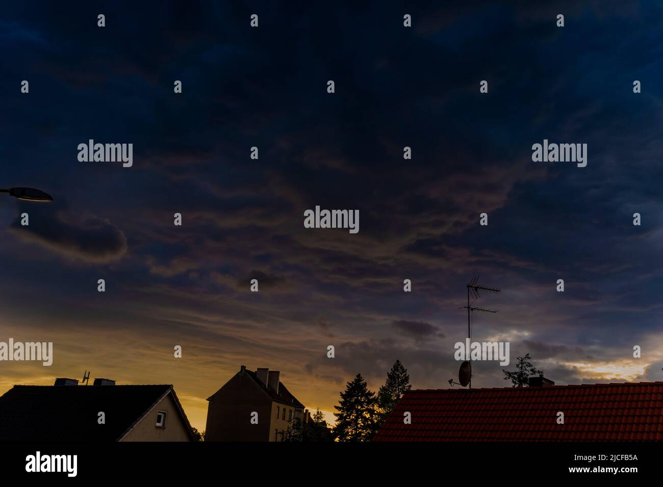 Sonnenuntergang kurz vor einem heftigen Sturm über der Stadt, Luckenwalde, Brandenburg, Deutschland Stockfoto