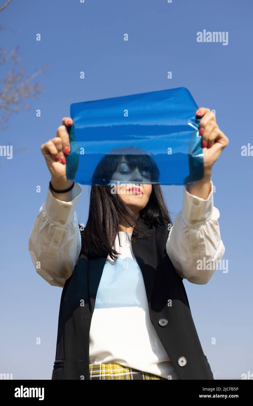 Frau mit blauer Farbfolie Stockfoto
