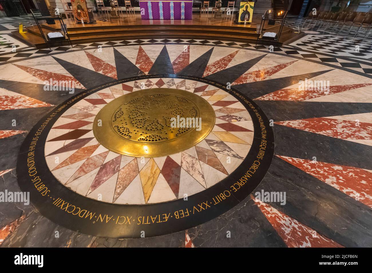 England, London, St. Paul's Cathedral, Bodenmuster unter dem Dome und dem Dome Altar Stockfoto