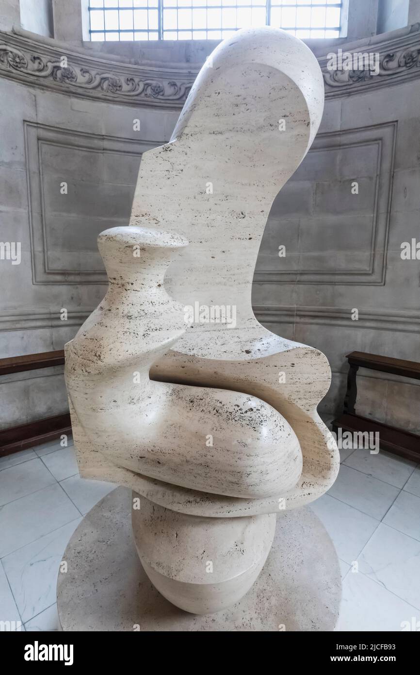 England, London, St. Paul's Cathedral, The Crypt, North Quire Aisle, Die Henry Moore-Skulptur „Mutter und Kind“ Stockfoto