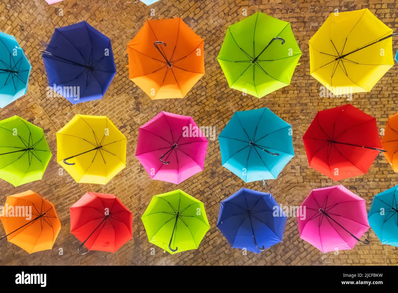 England, London, Southwark, London Bridge City, Bahnhof London Bridge, Ausstellung von bunten Regenschirmen Stockfoto