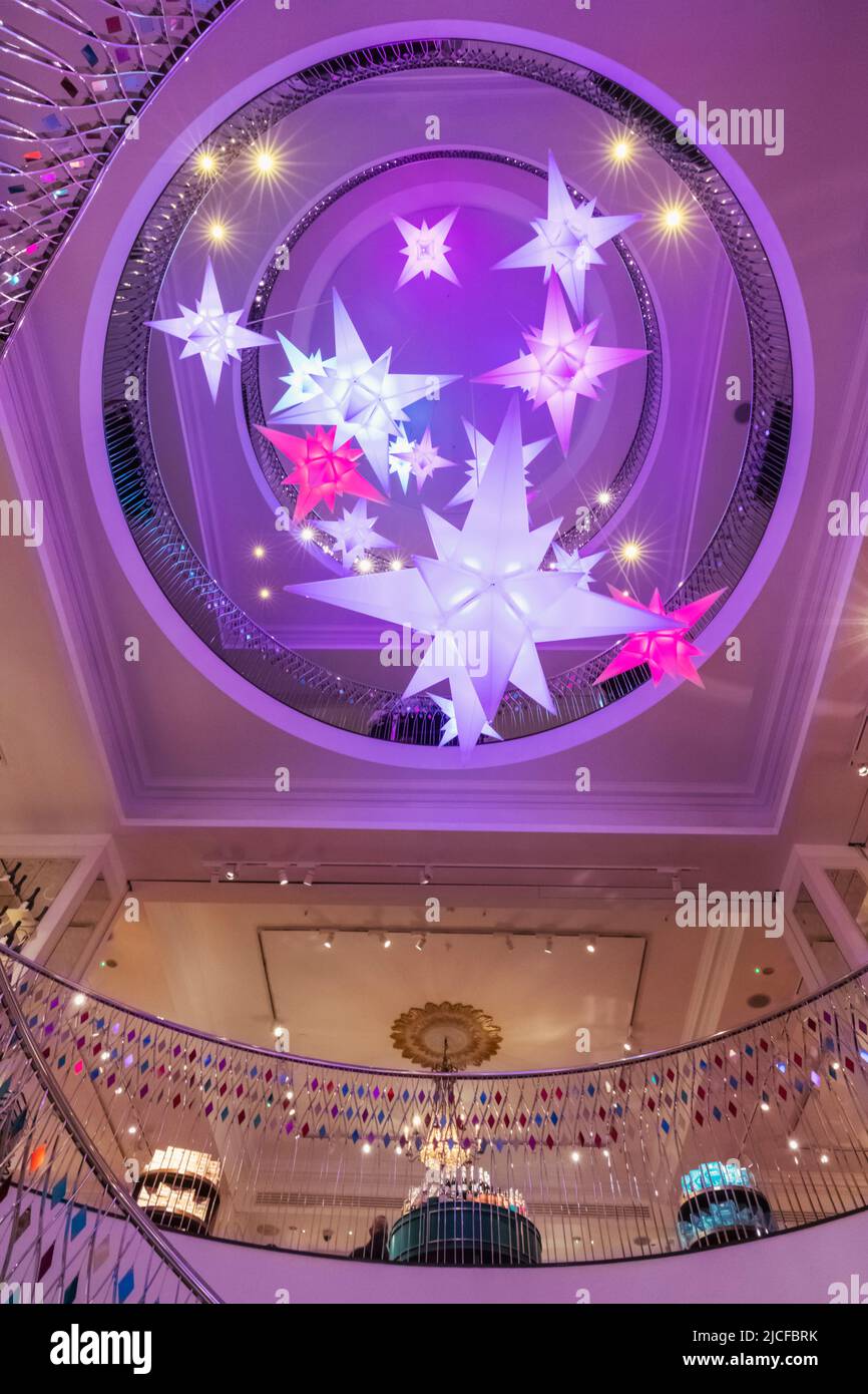 England, London, Piccadilly, Fortnum und Mason, Innenansicht der zentralen Wendeltreppe Stockfoto England, London, Piccadilly, Fortnum und Mason, Innenansicht der zentralen Wendeltreppe Stockfoto