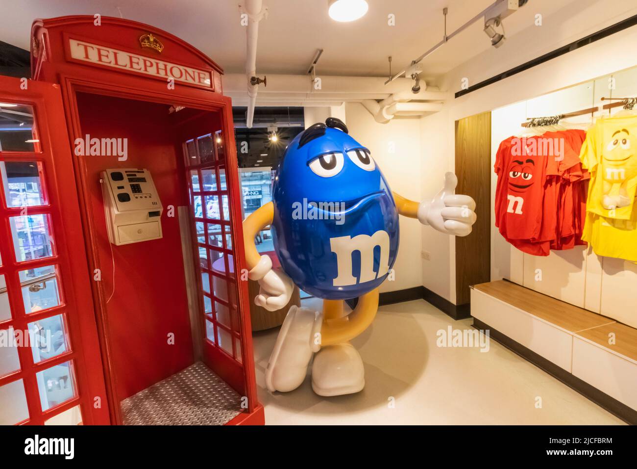 England, London, Leicester Square, M&M's World Store, Innenauslage der riesigen M&M-Figur Stockfoto