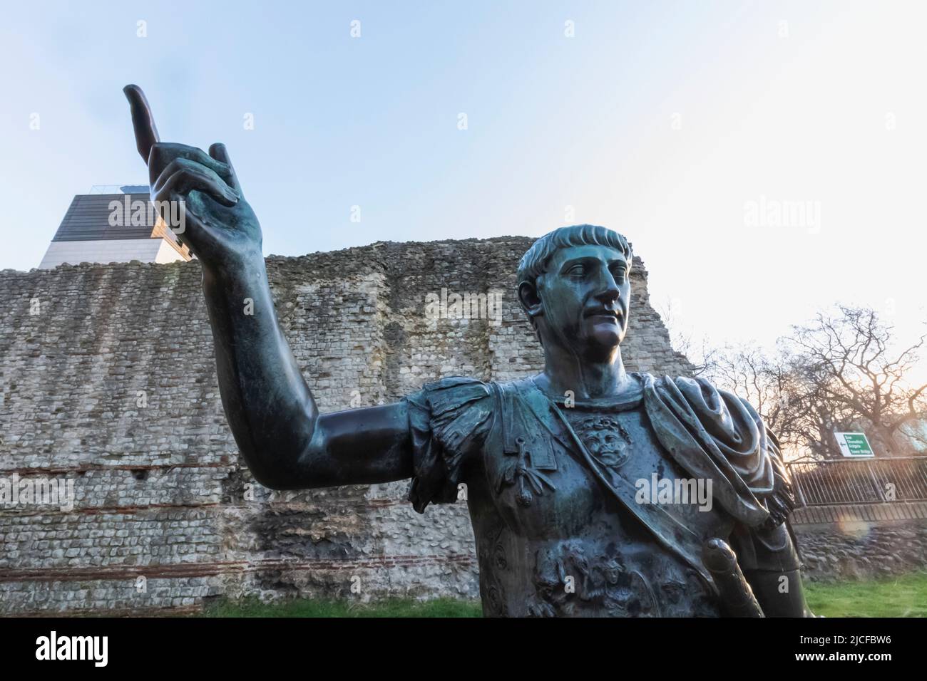 England, London, Tower Hill, Bronzestatue des römischen Imperators Trajan und London Wall Stockfoto