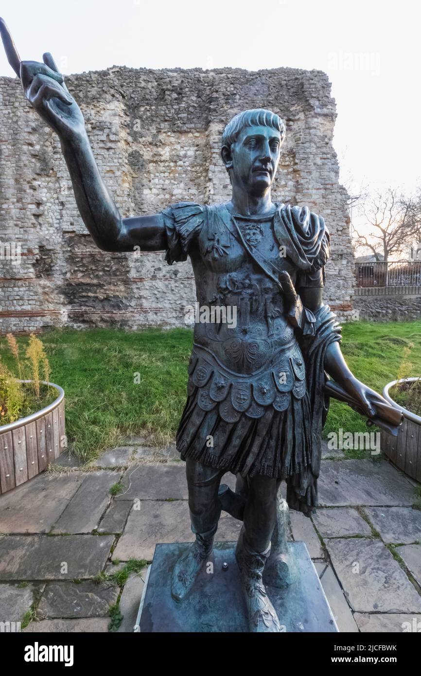England, London, Tower Hill, Bronzestatue des römischen Imperators Trajan und London Wall Stockfoto