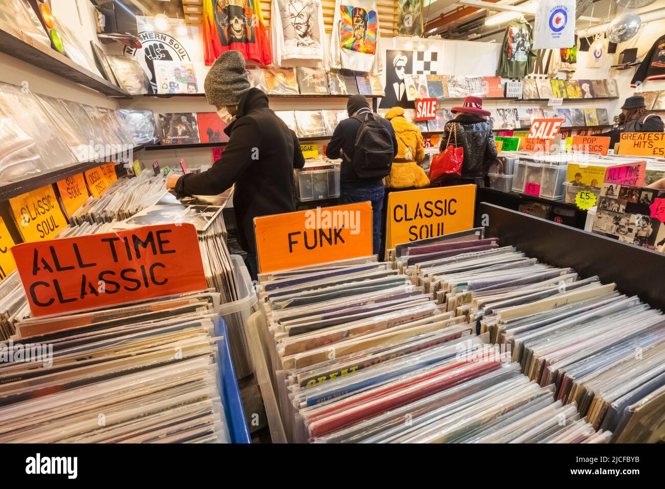 England, London, Shoreditch, Brick Lane, Vintage Record Shop, Kunden, die sich Vinyl LP Records angeschaut haben Stockfoto