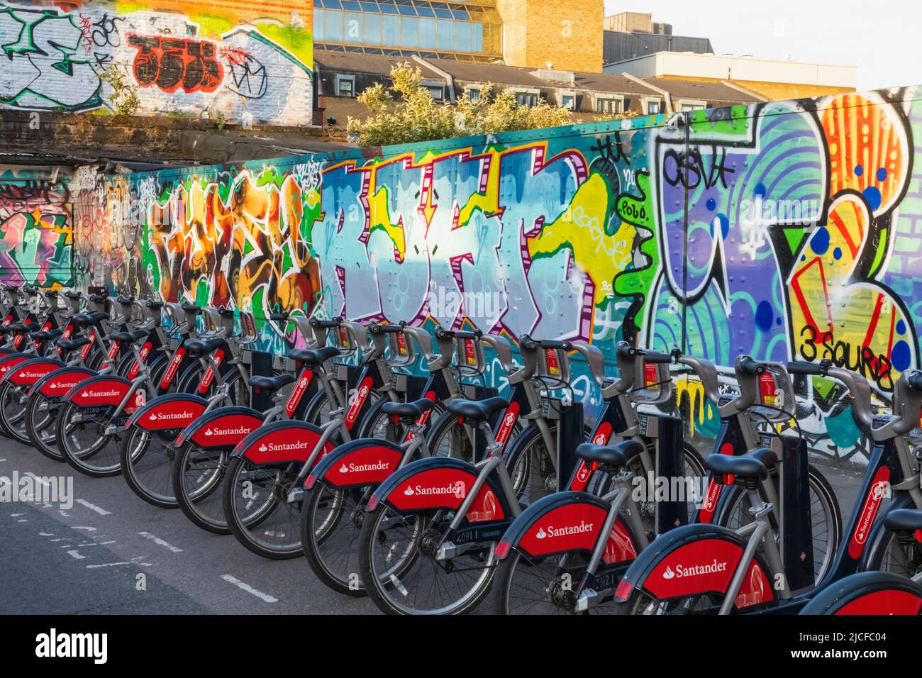 England, London, Shoreditch, Brick Lane, Santander Hire Bikes und Graffitti Stockfoto